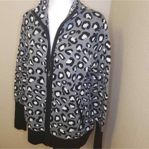 NWOT Rachel Zoe Grey Leopard Print Cardigan Sweater Size Medium - Picture 5 of 11